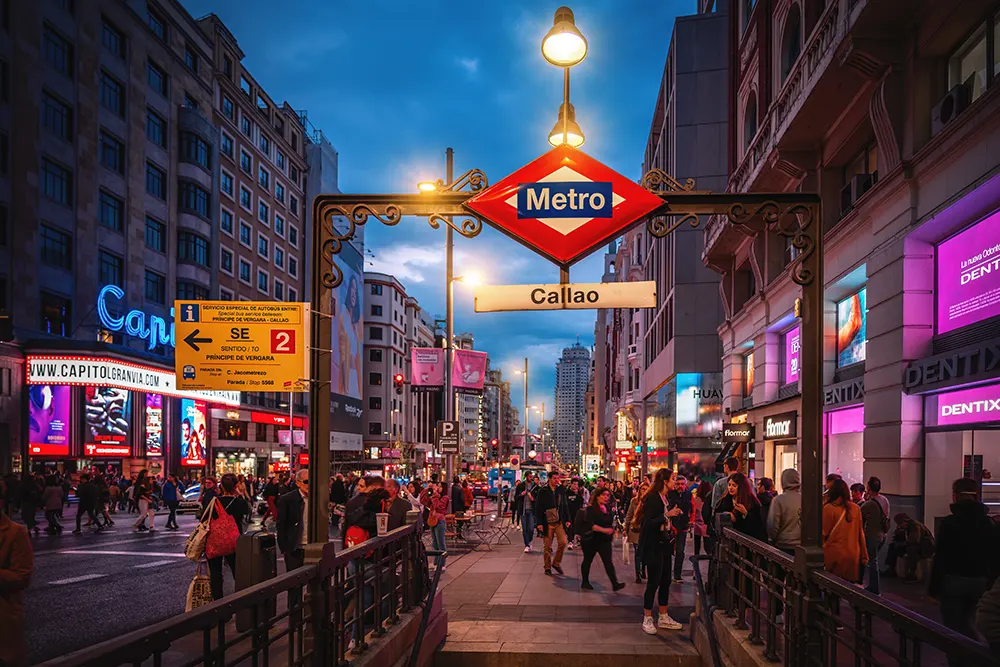 Gente paseando por la Gran Via de Madrid